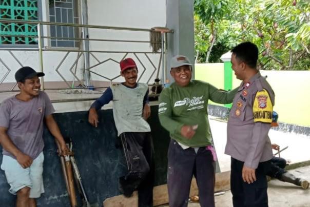 Sinergi Polisi dan Warga Desa Dolago Padang, Gotong Royong Bersihkan Masjid Jabal Ahmad