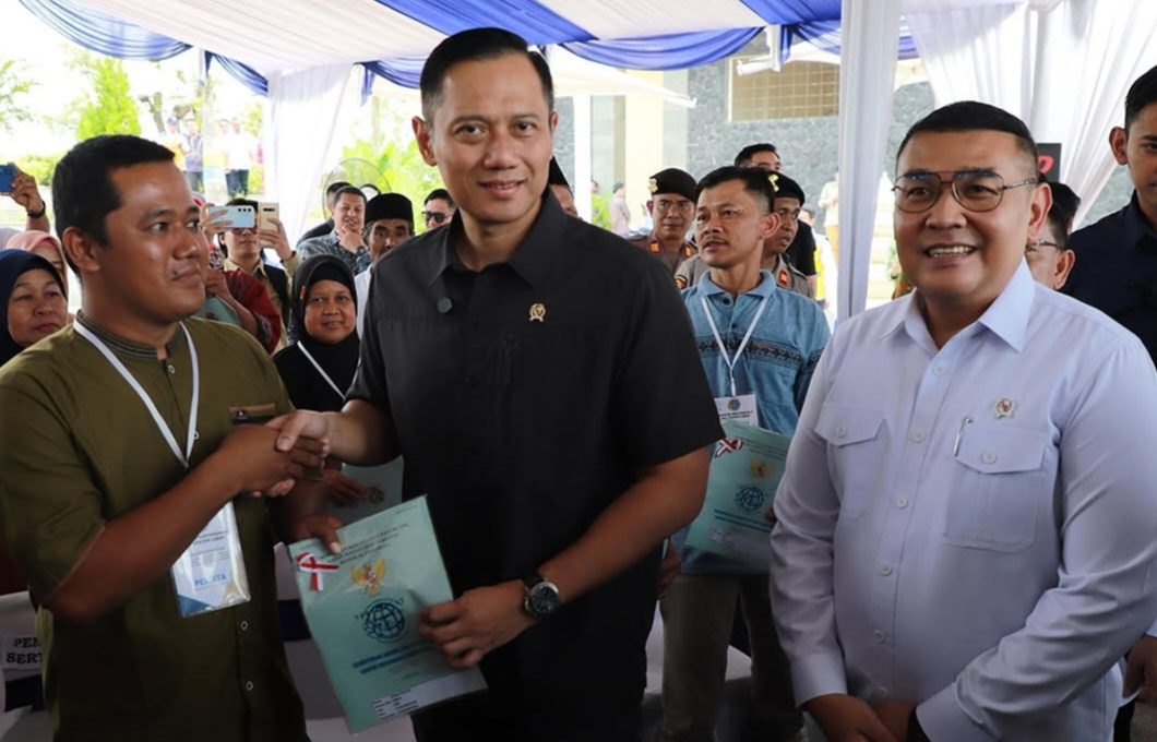 Menko AHY dan Wamen ATR/BPN Serahkan Setipikat Tanah untuk Warga Lebak