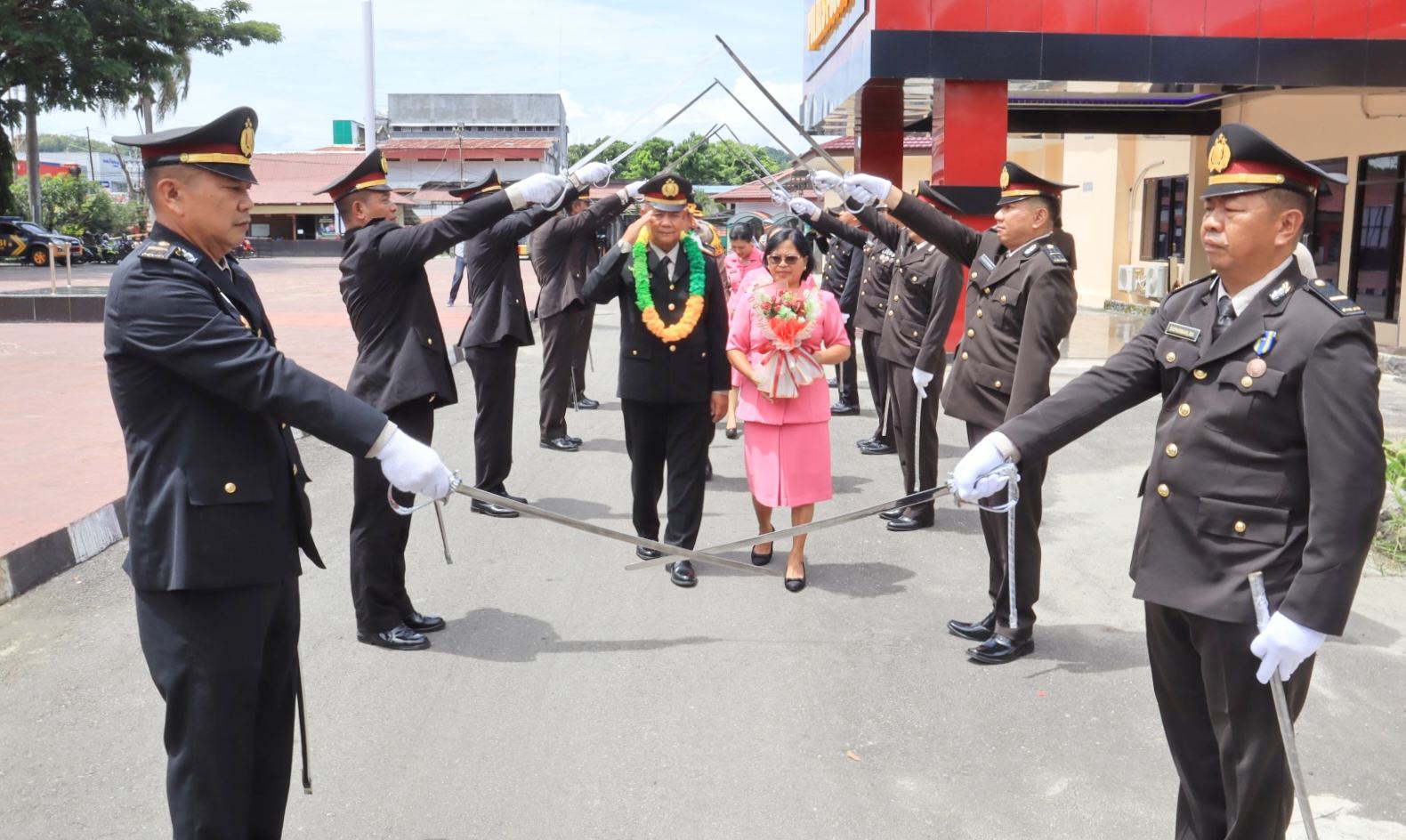 Polres Poso Gelar Tradisi Pelepasan Dua Personel Yang Memasuki Purna Tugas