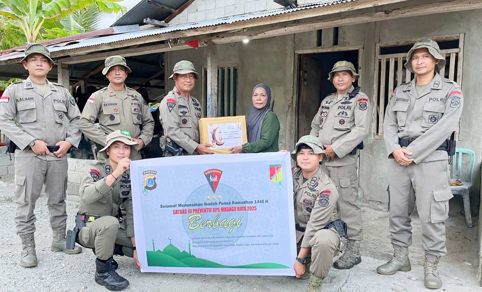 Satgas Madago Raya Gelar Aksi Sosial Berbagi Sembako kepada Warga Poso