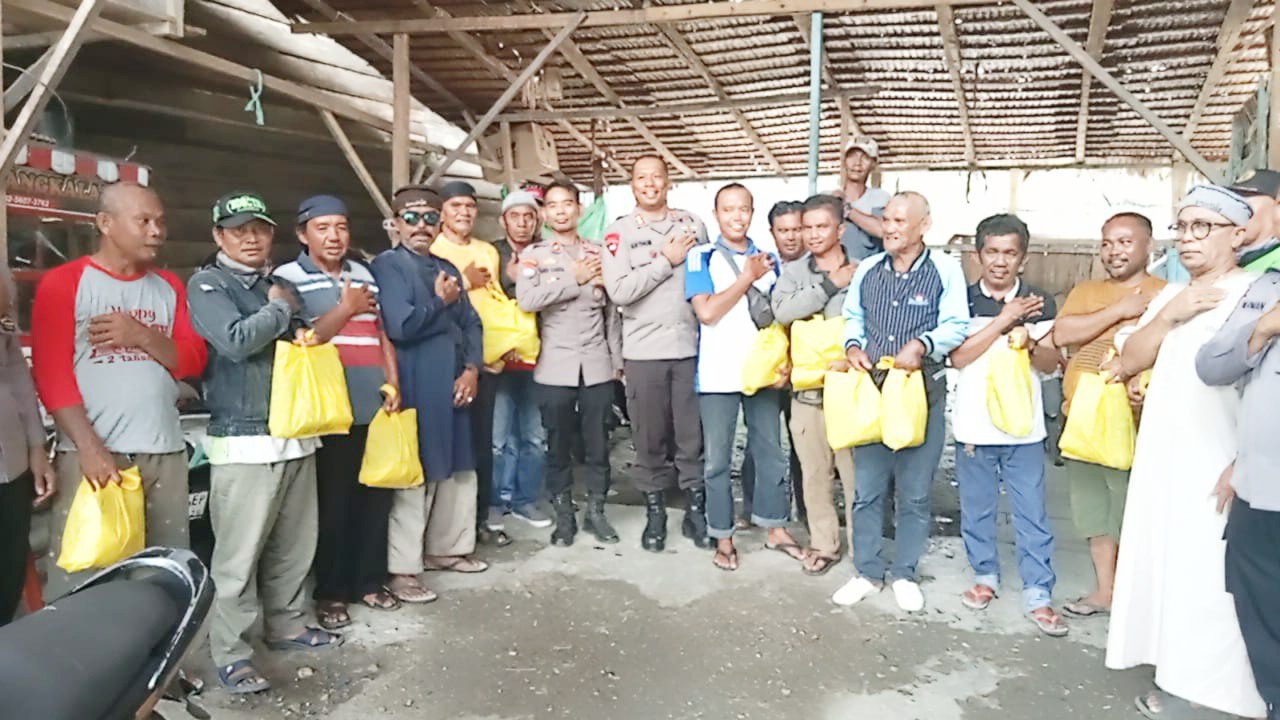 Kapolres Poso Bagikan Bingkisan Kepada Driver Ojek Pangkalan di Bulan Ramadhan