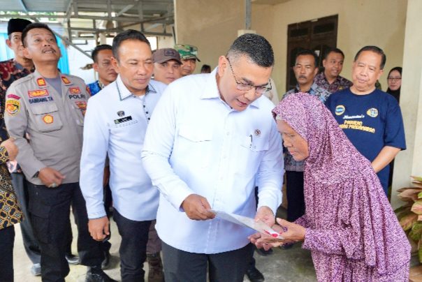 Wamen Ossy Serahkan Sertipikat Elektronik Door to Door di Semarang