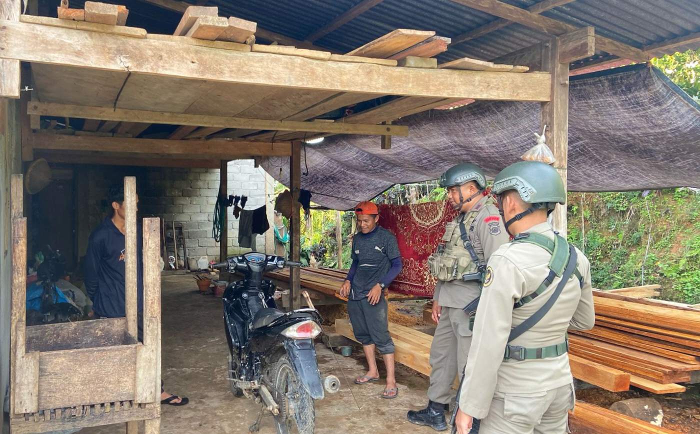 Satgas Madago Raya Berjaga di 4 Pos Kamtibmas Poso Sambangi Warga