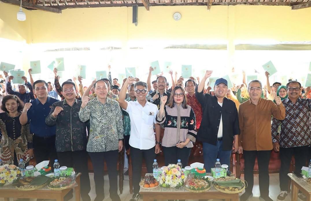 Menteri ATR/Kepala BPN Serahkan 811 Sertipikat Konsolidasi Tanah di Parangtritis