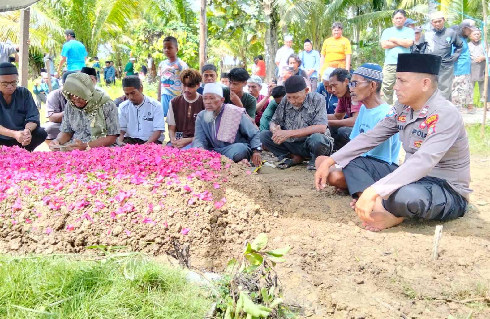 Dapat Dukungan dari Warga saat Polisi Hadiri Pemakaman Alumni Deradikalisasi di Poso