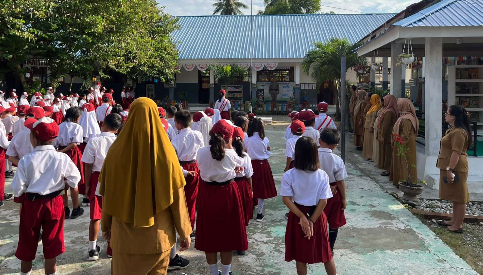 Satgas Madago Raya Gelar Upacara Serentak Sejumlah Sekolah di Poso, Bagikan Hadiah ke Siswa