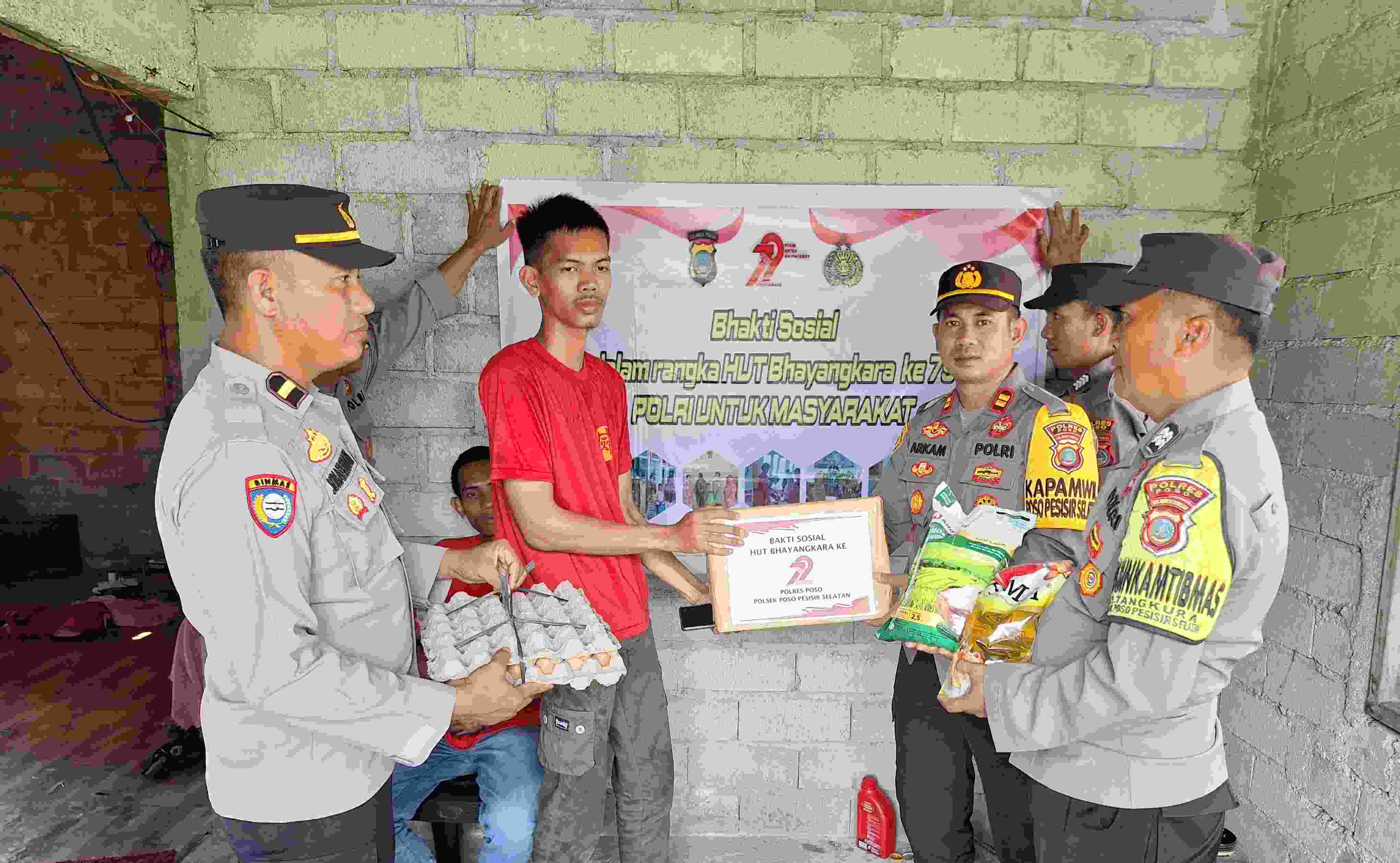 Temui dan Bagi Sembako, Satgas Madago Raya Ajak Warga Poso Jaga Kamtibmas