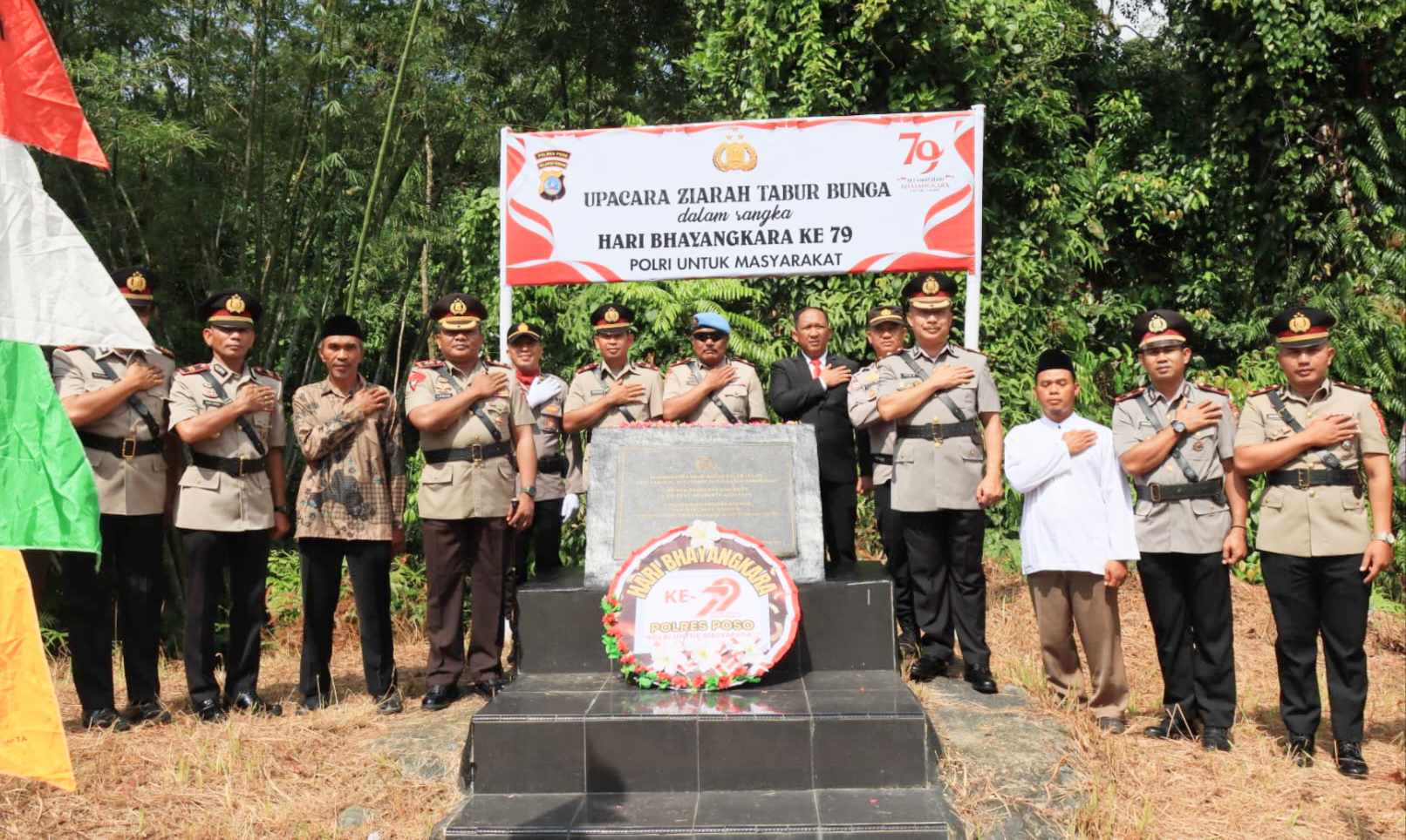 Jelang Hari Bhayangkara ke 79, Kapolres Poso Tabur Bunga di Tugu Andi Sapa Sudirman