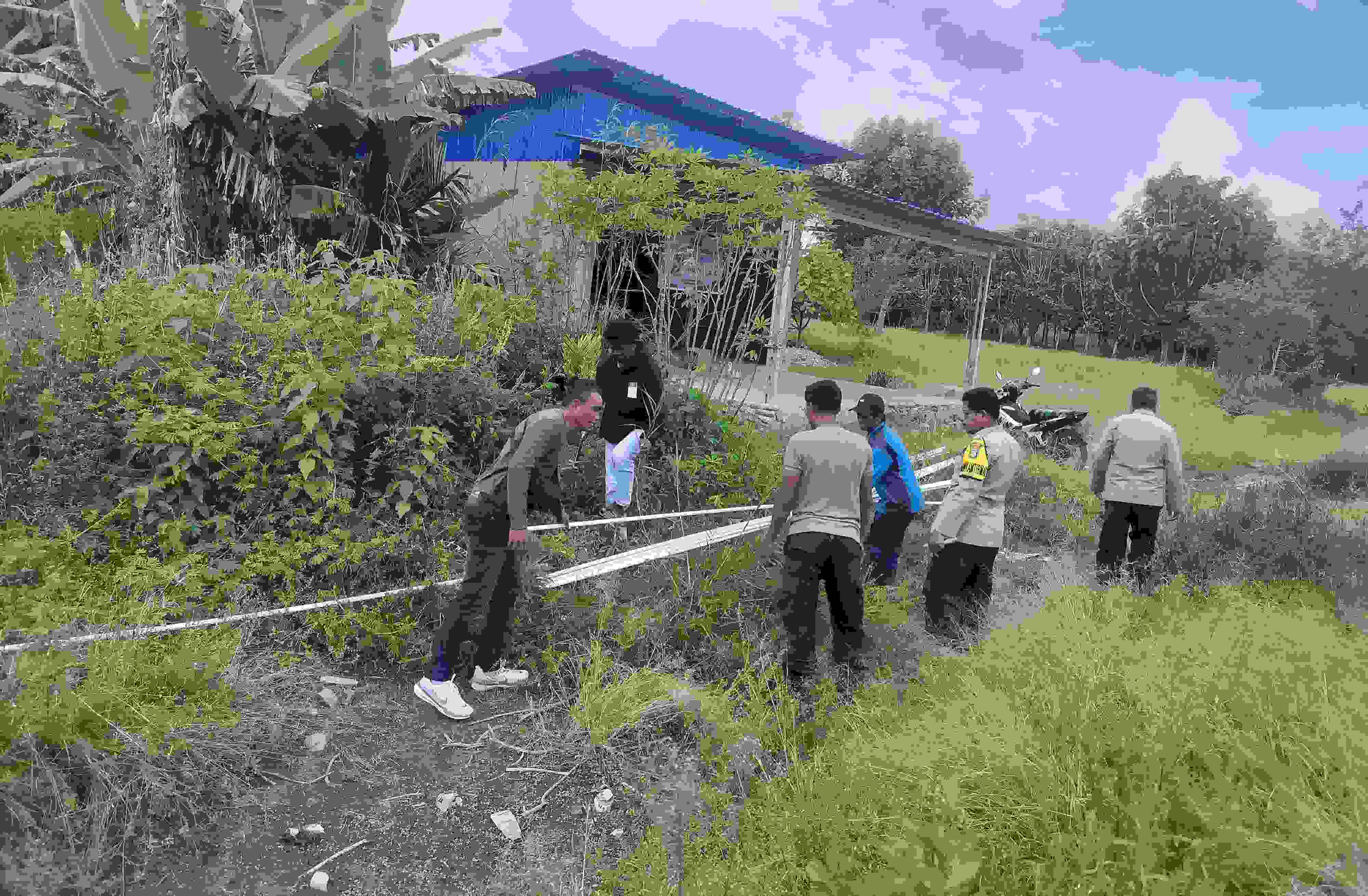 Momen Hari Bhayangkara Ke-79, Kapolsek Lore Tengah Turun Kerja Pembagian Air Bersih di Desa Bariri