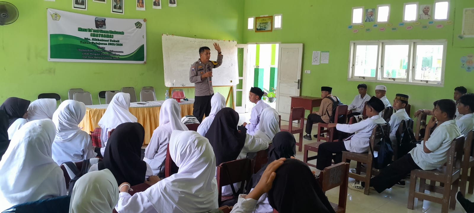 Pelajar SMA Alkhaerat Uekuli Dibekali Wawasan Kebangsaan oleh Satgas Madago Raya