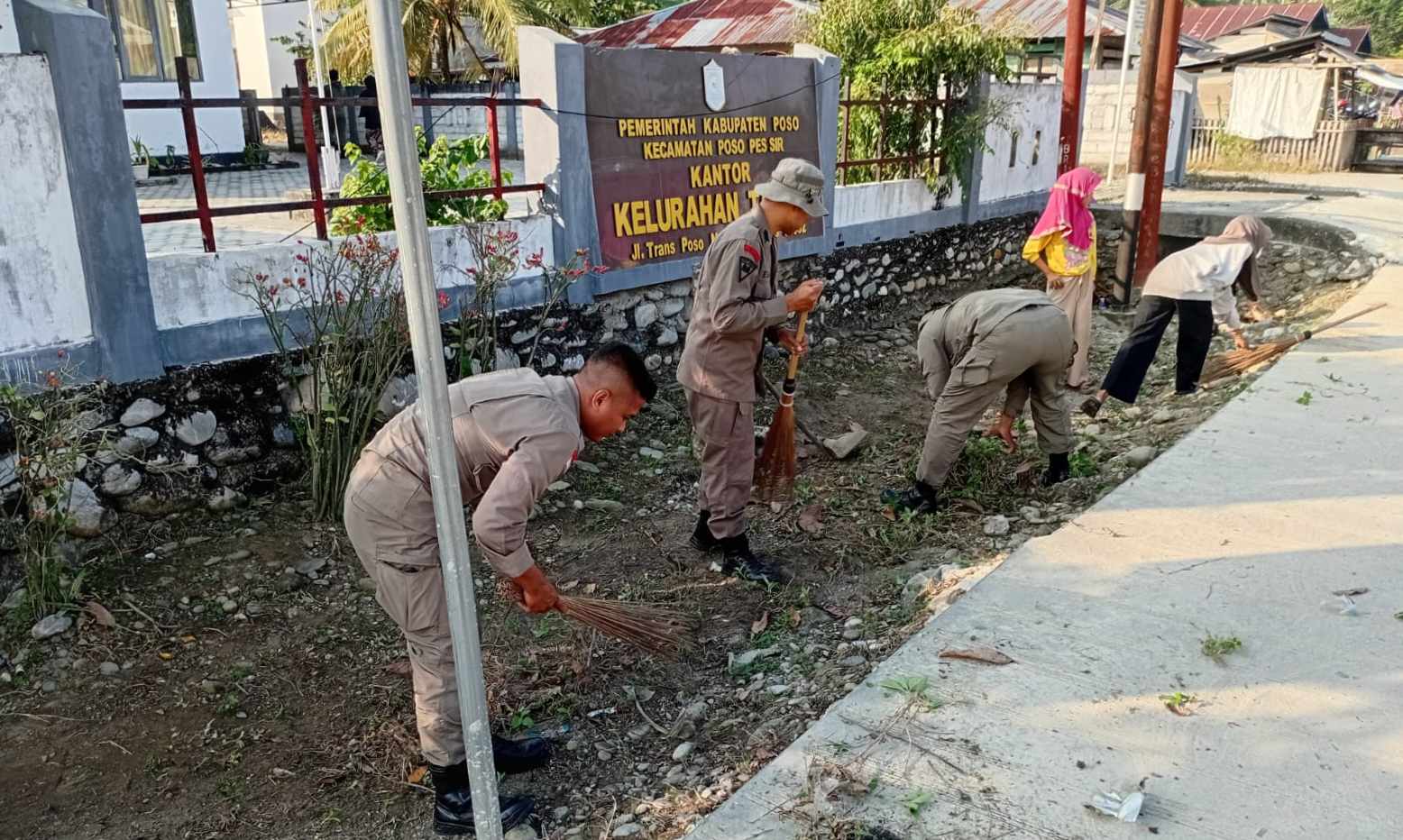 Peduli Lingkungan, Satgas Madago Raya dan Pelajar MAN 1 Poso Kerja Bakti di Tabalu