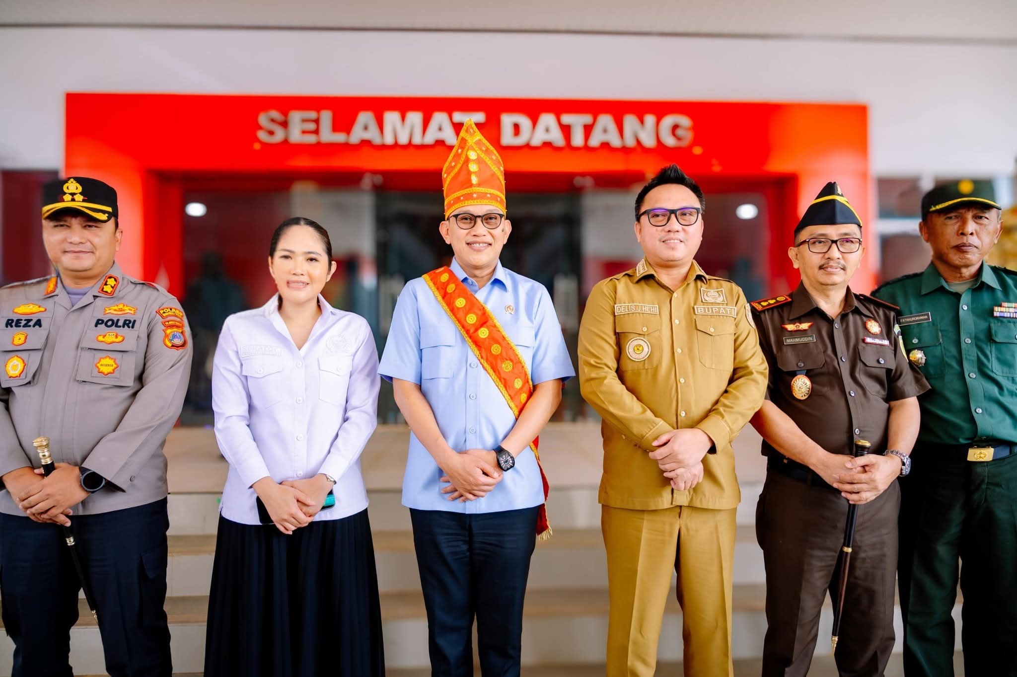 Kunker ke Morut, Menteri P2MI Tantang Putra-putri untuk Berani Bekerja di Luar Negeri