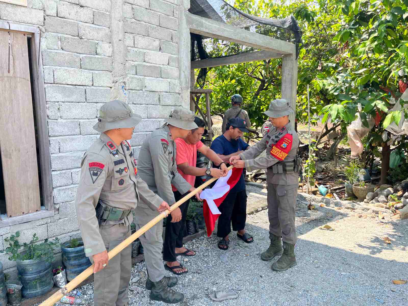 Satgas Madago Raya kembali Bagikan Bendera Merah Putih ke Eks Napiter di Poso