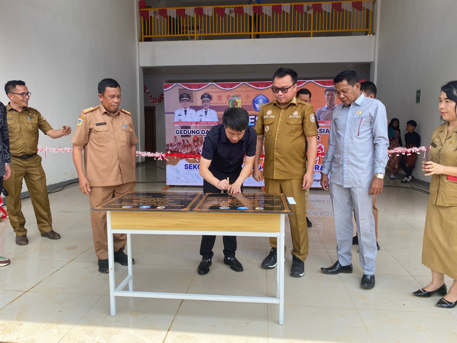 Bupati Morowali Utara dan Pimpinan Manajemen Site PT GNI Resmikan Sekolah SD dan SMP