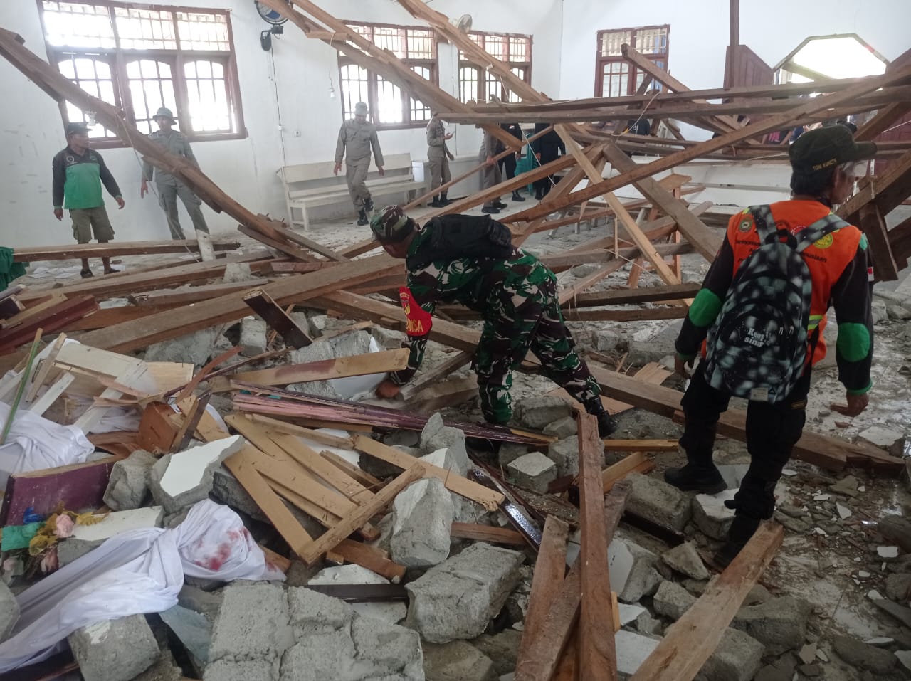 Personel Kodim 1307 Poso Gerak Cepat Bantu Korban Gempa