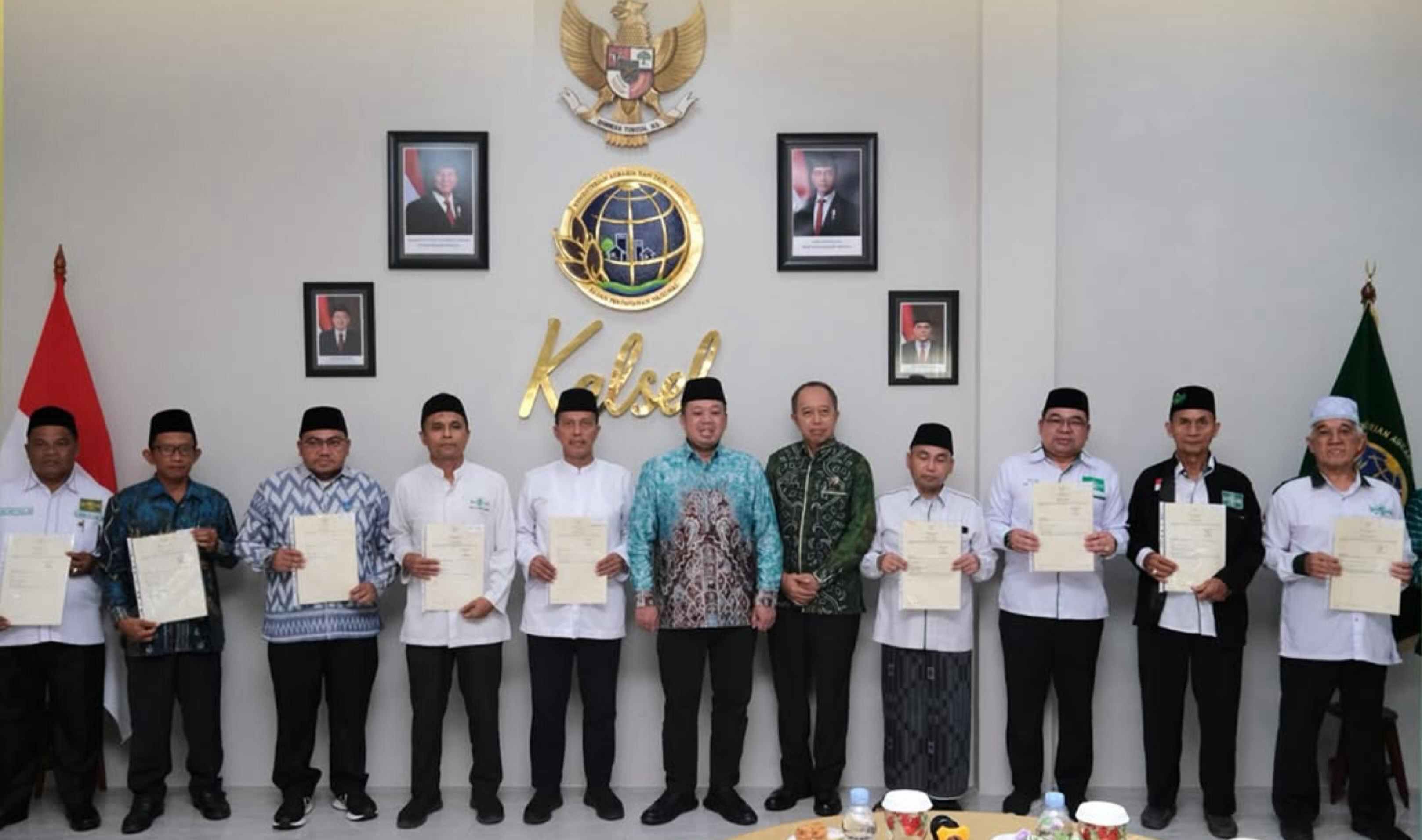 Menteri Nusron Serahkan 11 Sertipikat Tanah Wakaf untuk PCNU Kalimantan Selatan