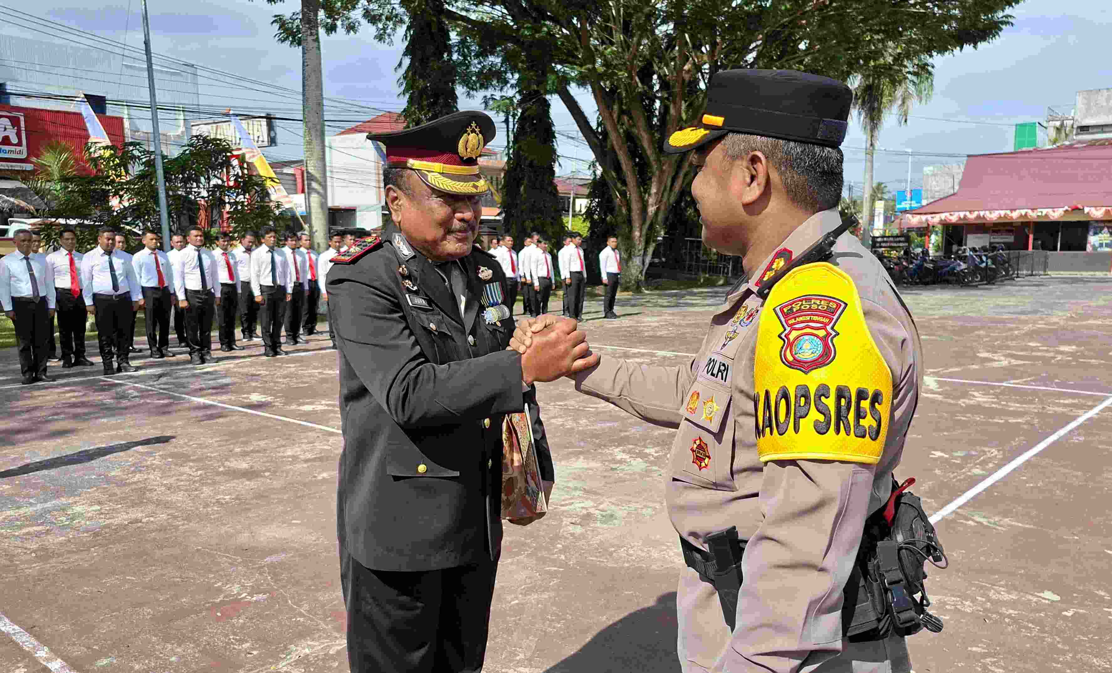 Kompol Jufri Lawendatu Masuk Purna Tugas, Dapat Penghargaan Dari Kapolres Poso