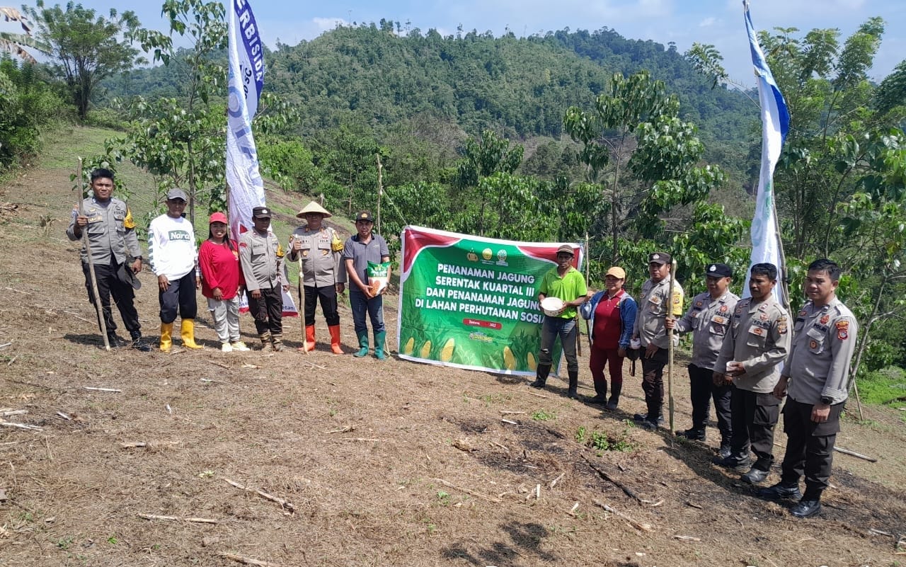 Dukung Program Asta Cita Presiden, Polsek Pamona Utara Tanam Jagung Bersama Warga Desa Saojo