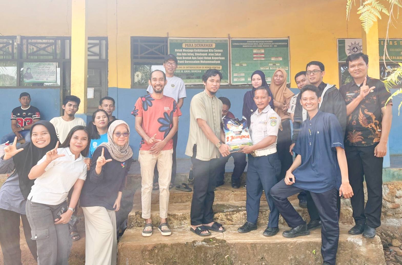 Dishub Luwu Timur Salurkan Sembako ke Panti Asuhan Darussalam Muhammadiyah