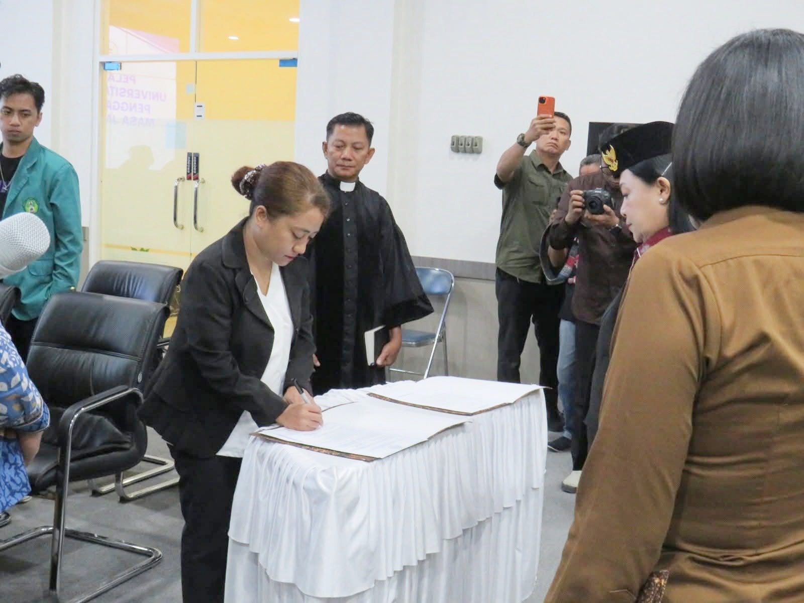 Novita Tungka Dilantik Jadi Rektor Unsimar Poso