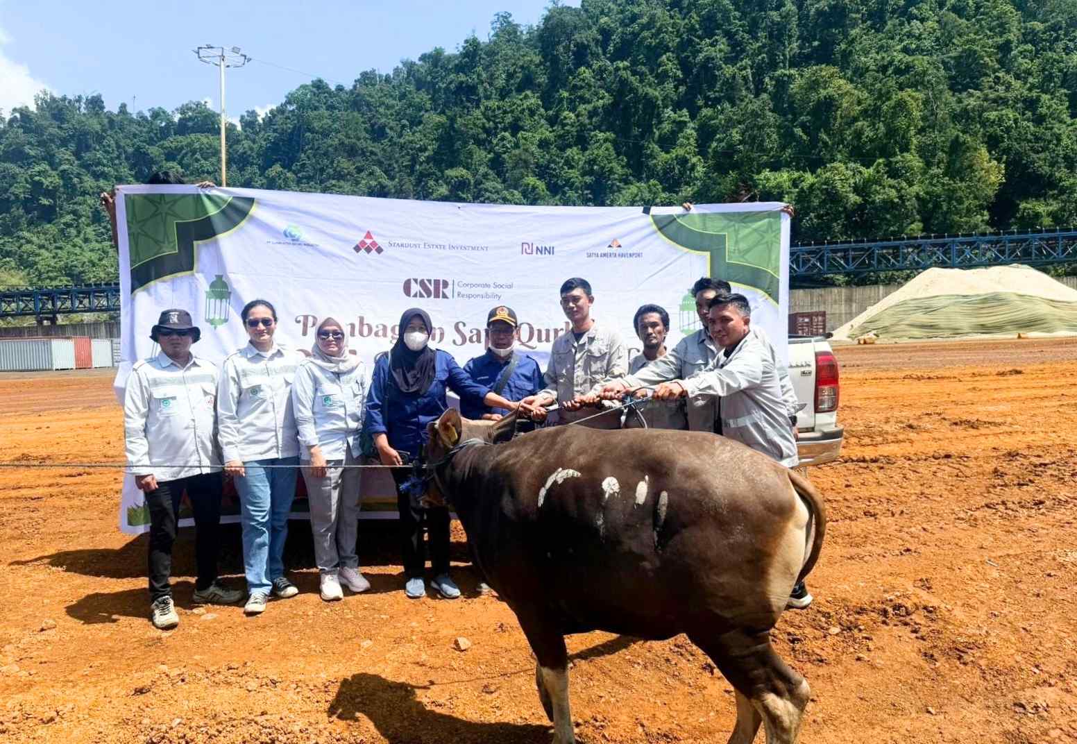 PT GNI dan Tenant Serahkan Bantuan Sapi Kurban Untuk Warga di Kawasan Industri