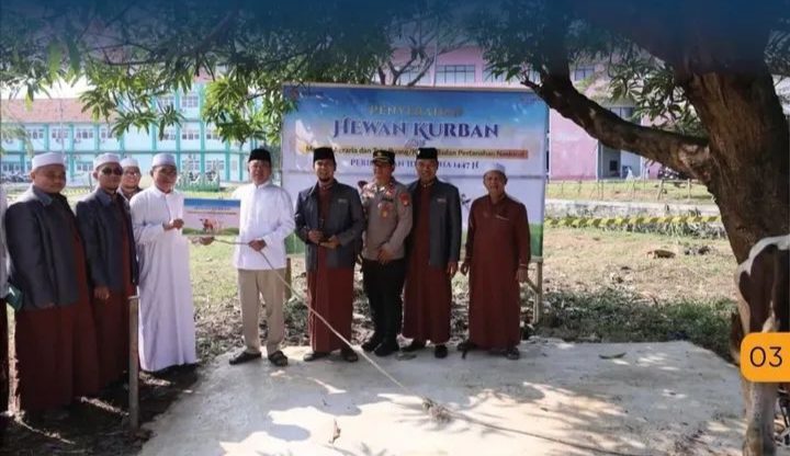 Menteri Nusron Salurkan Hewan Kurban ke Pondok Pesantren Attaqwa