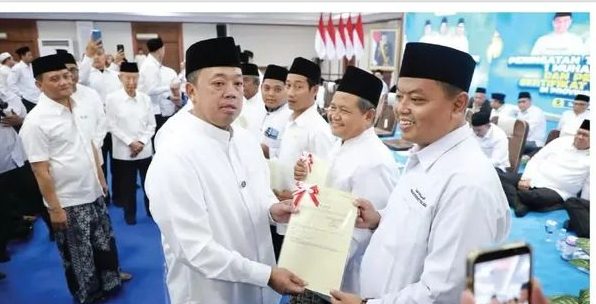 Menteri Nusron Serahkan 243 Sertipikat Tanah Wakaf di Jawa Tengah