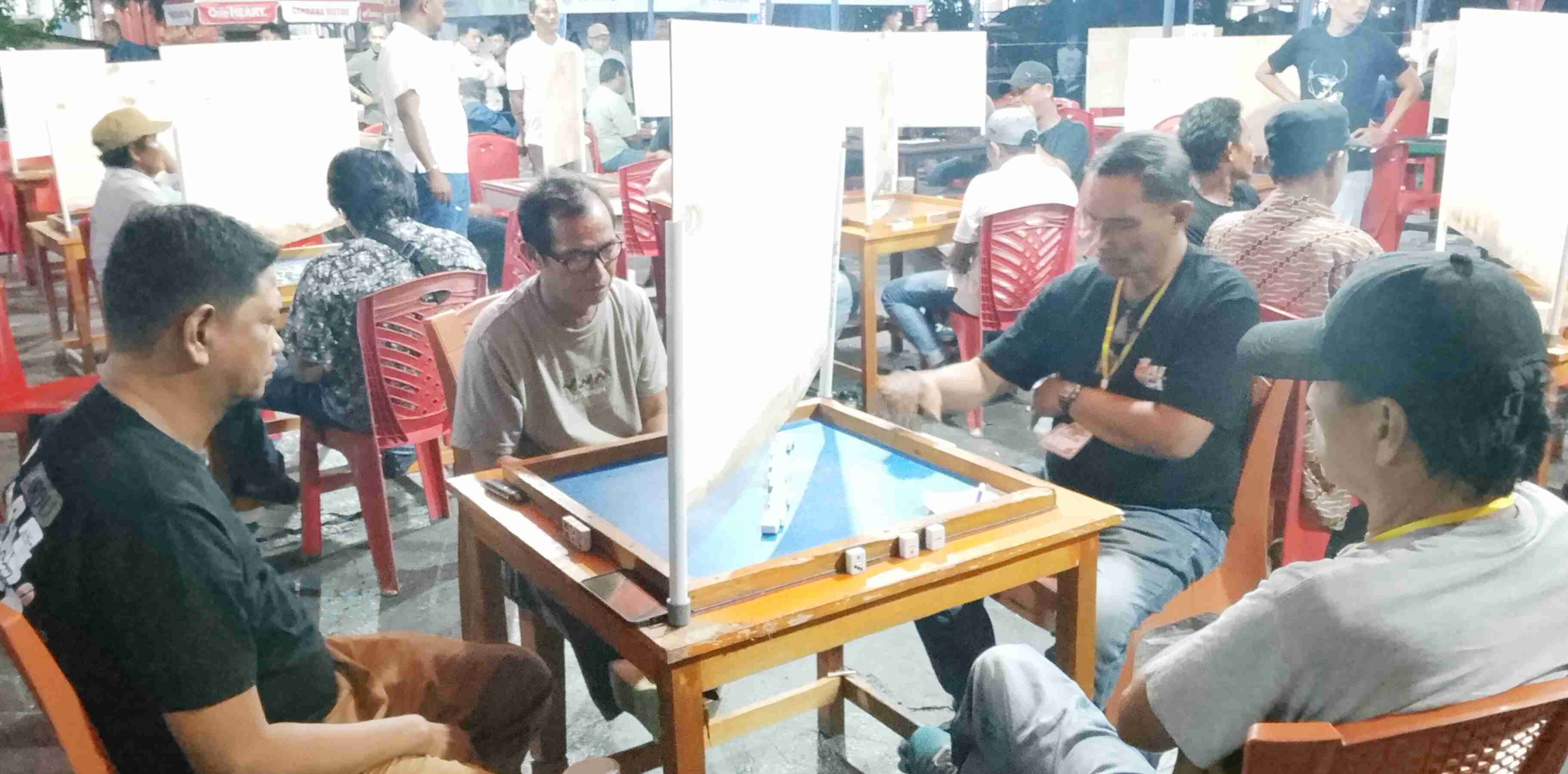 Tampil Optimis, Pasangan Om Uche – Hi Asso Dari Gardu Warkop Kembar Ikuti Turnamen Domino Kapolres Poso