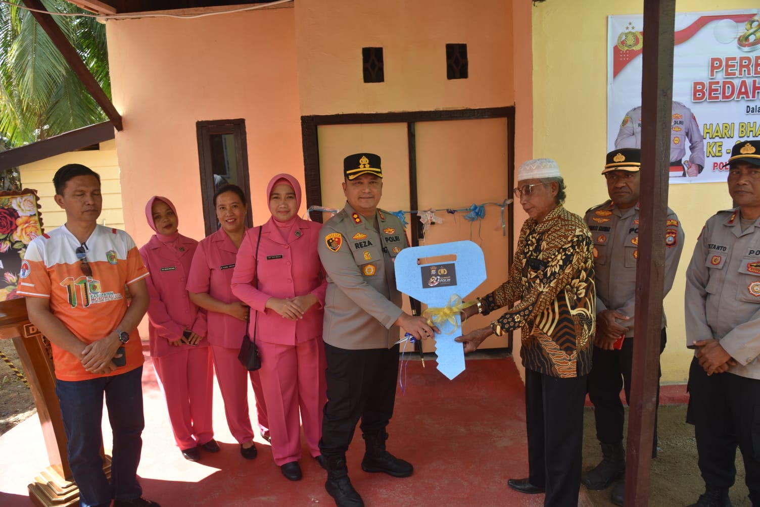 Kapolres Morowali Utara Resmikan Bedah Rumah Warga di Desa Tompira