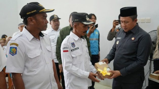 Bupati Morowali Serahkan Meteran Listrik Tahap Pertama untuk Lima Desa di Sombori Kepulauan