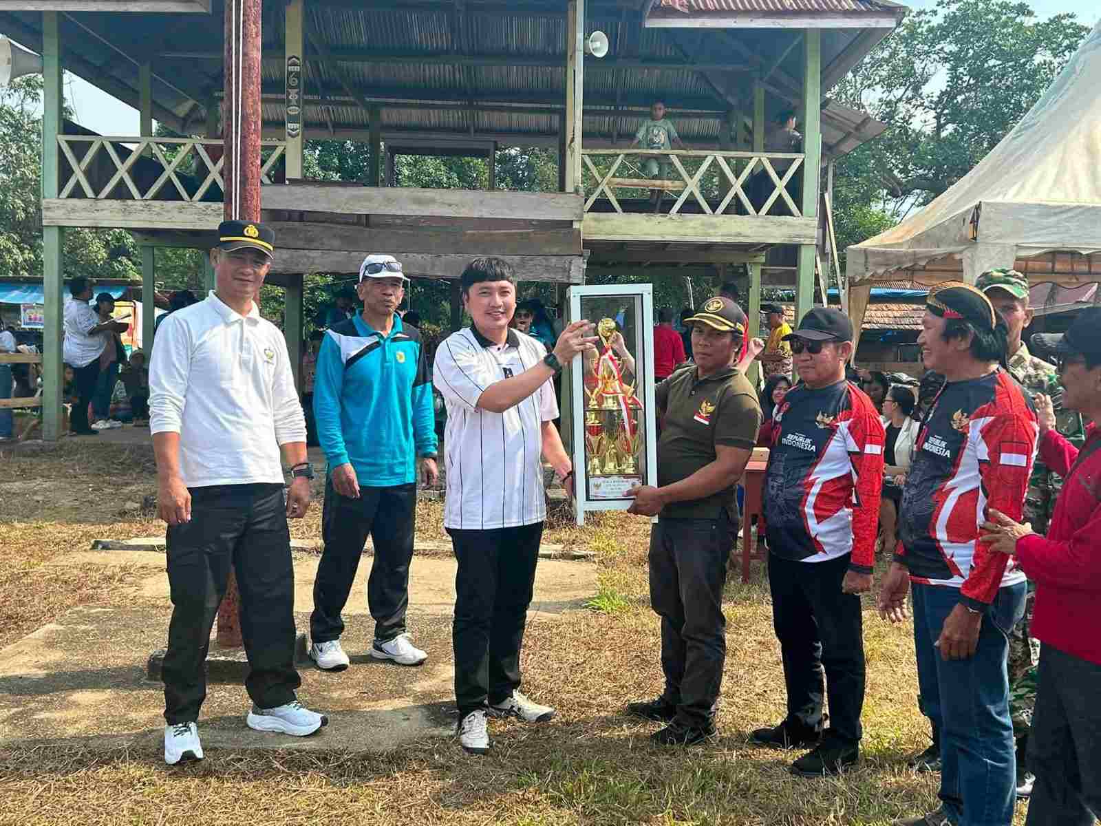 Mewakili Bupati, Kadis Kominfo Morut Buka Perayaan HUT ke-81 RI di Lembo Raya