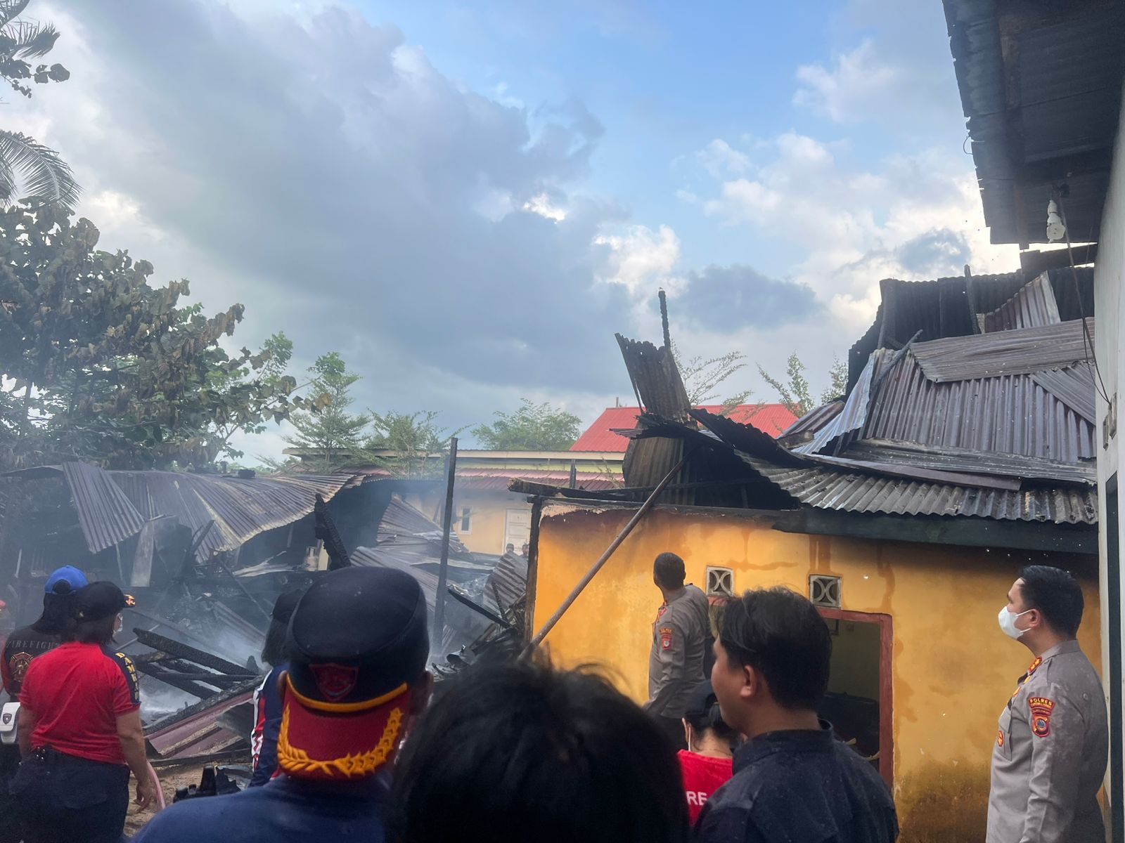 Sigap Kapolres Turun Padamkan Kebakaran Rumah di Desa Tompira