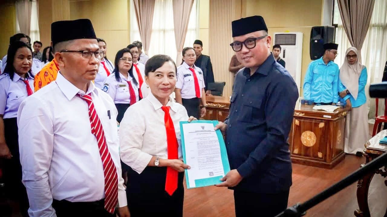 Bupati Delis Lantik 42 Kepala Sekolah, Bangga Literasi Morut No. 1 se-Sulteng
