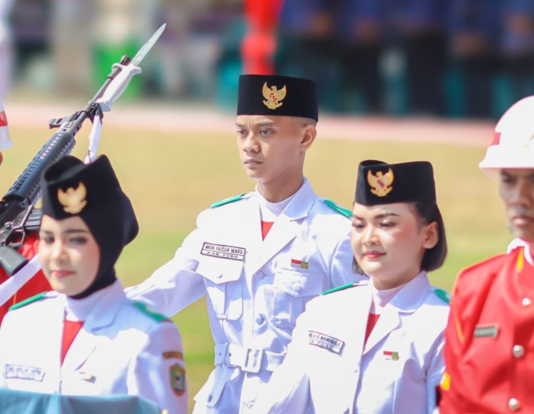 Tampil Sempurna Pembentang Bendera, Moh Fauzan Maku Beri Kado Spesial HUT RI untuk Ayahnya