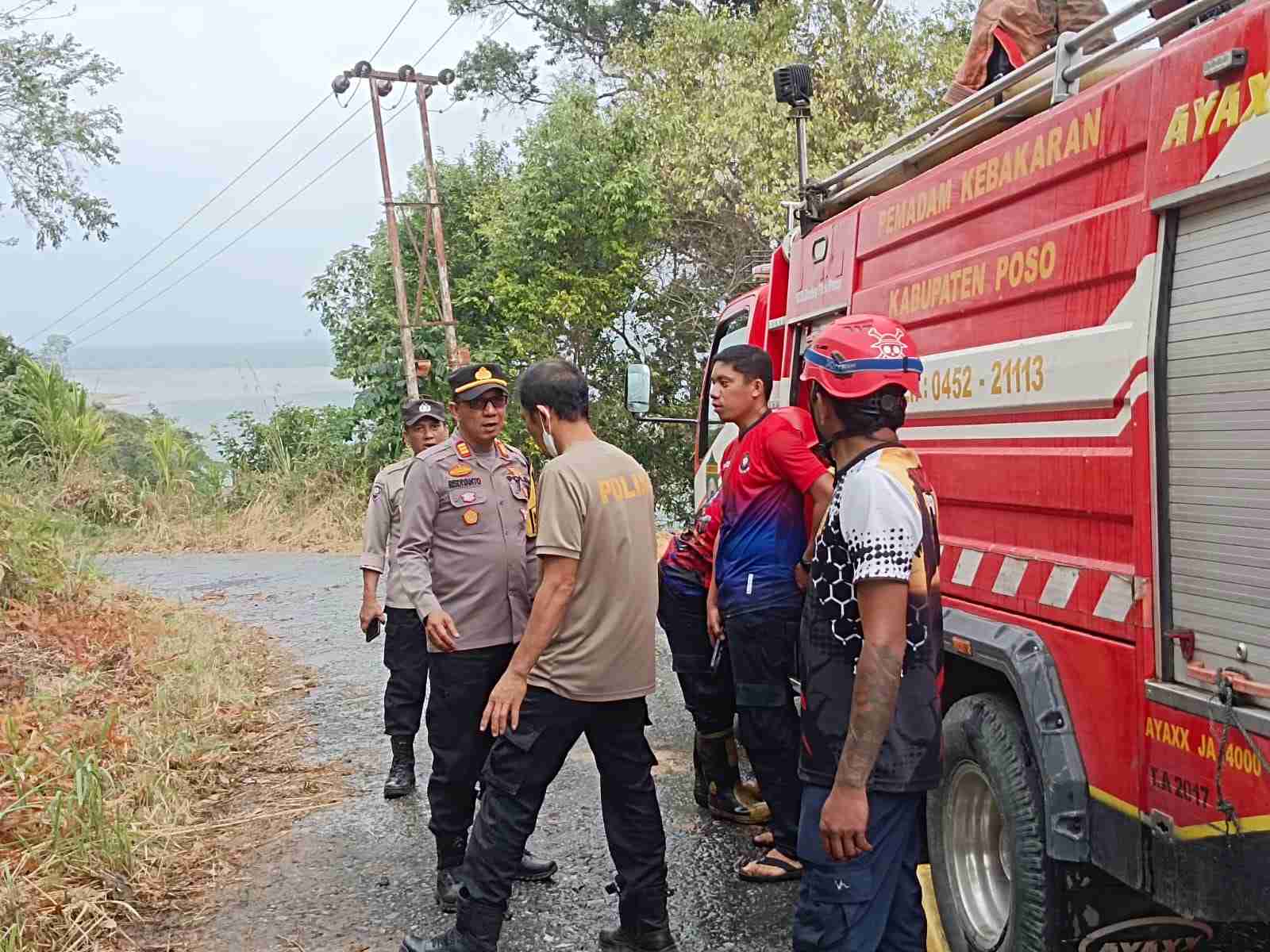 Cegah Karhutla Meluas, Polsek Pamona Utara Tangani Kebakaran Lahan di Jalan Poros Sangele–Peura