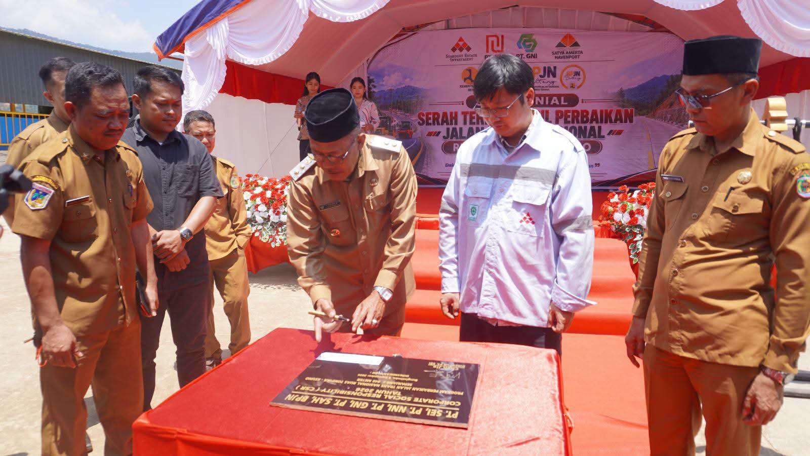 Wabup Morut Resmikan Hasil Perbaikan Ruas Jalan Nasional Tompira-Keuno