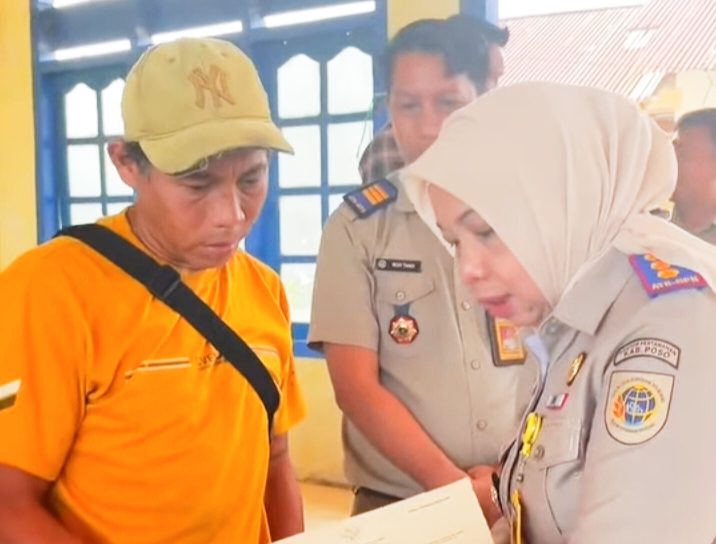 Peringati HANTARU ke-66, Kantah Poso Serahkan Sertipikat PTSL Untuk Masyarakat