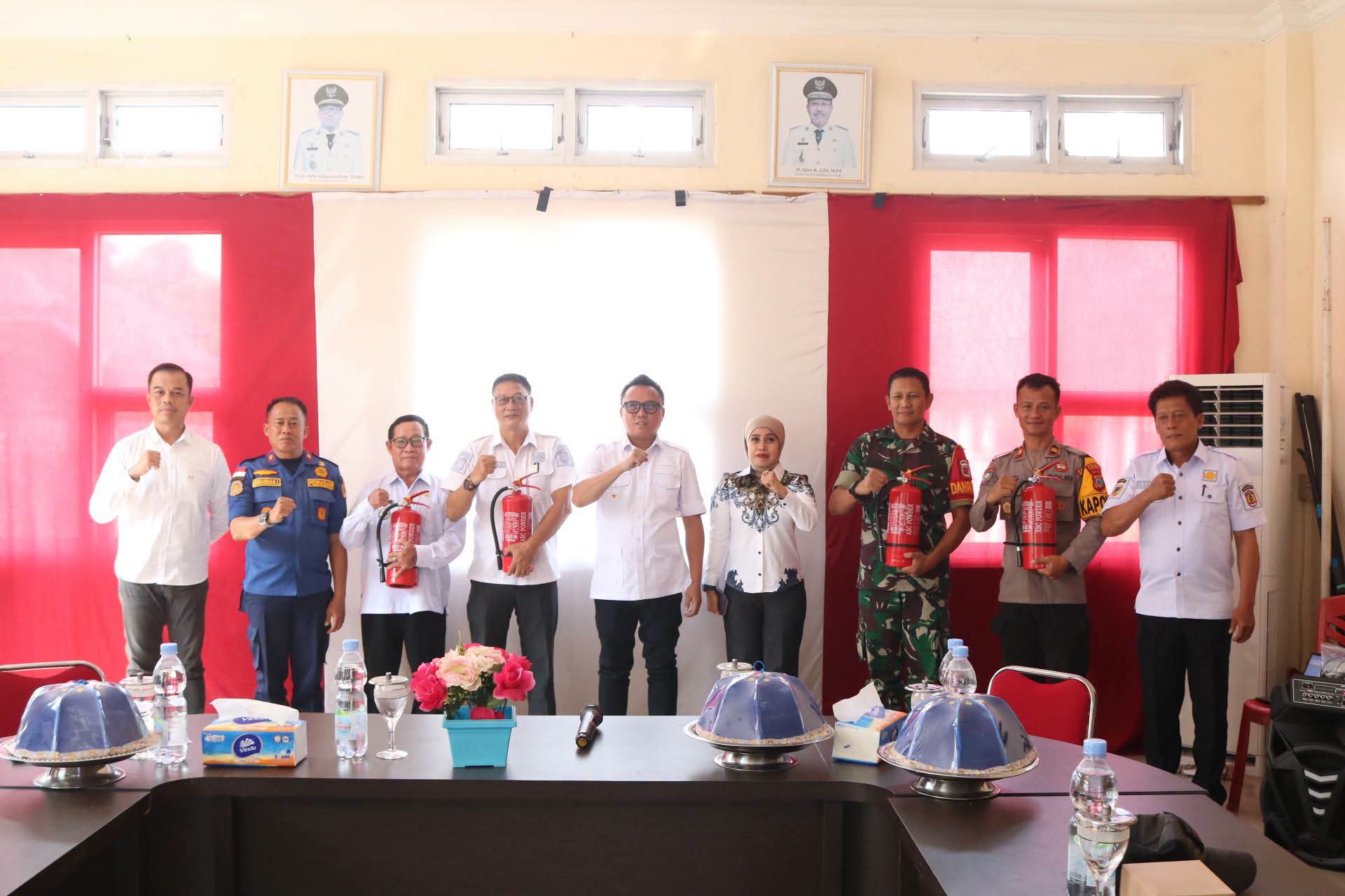 Bupati Delis Serahkan 82 Unit APAR untuk Tingkatkan Kesiapsiagaan Kebakaran di Morowali Utara