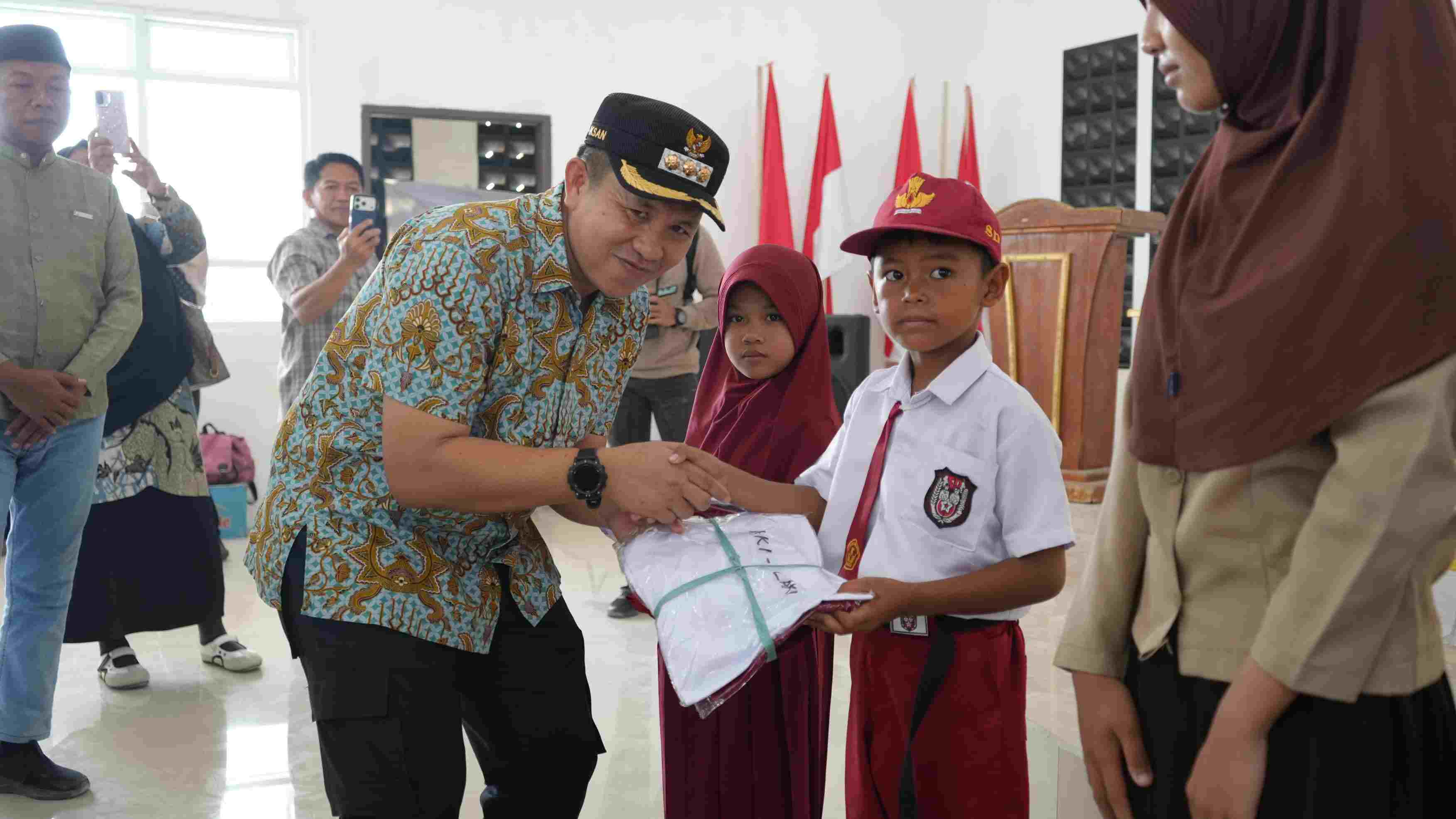 Bupati Morowali Serahkan 500 Seragam Sekolah Gratis di Menui Kepulauan