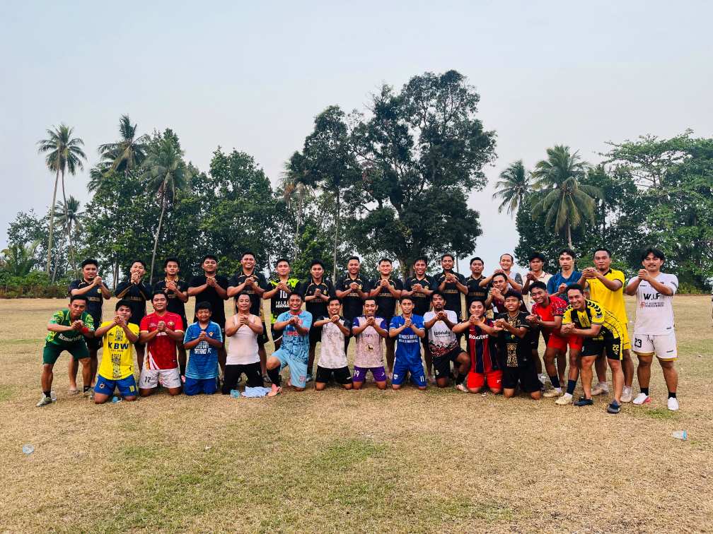 Polres Morowali Gaungkan Salam Polisi kepada PGRI Lewat Sepak Bola