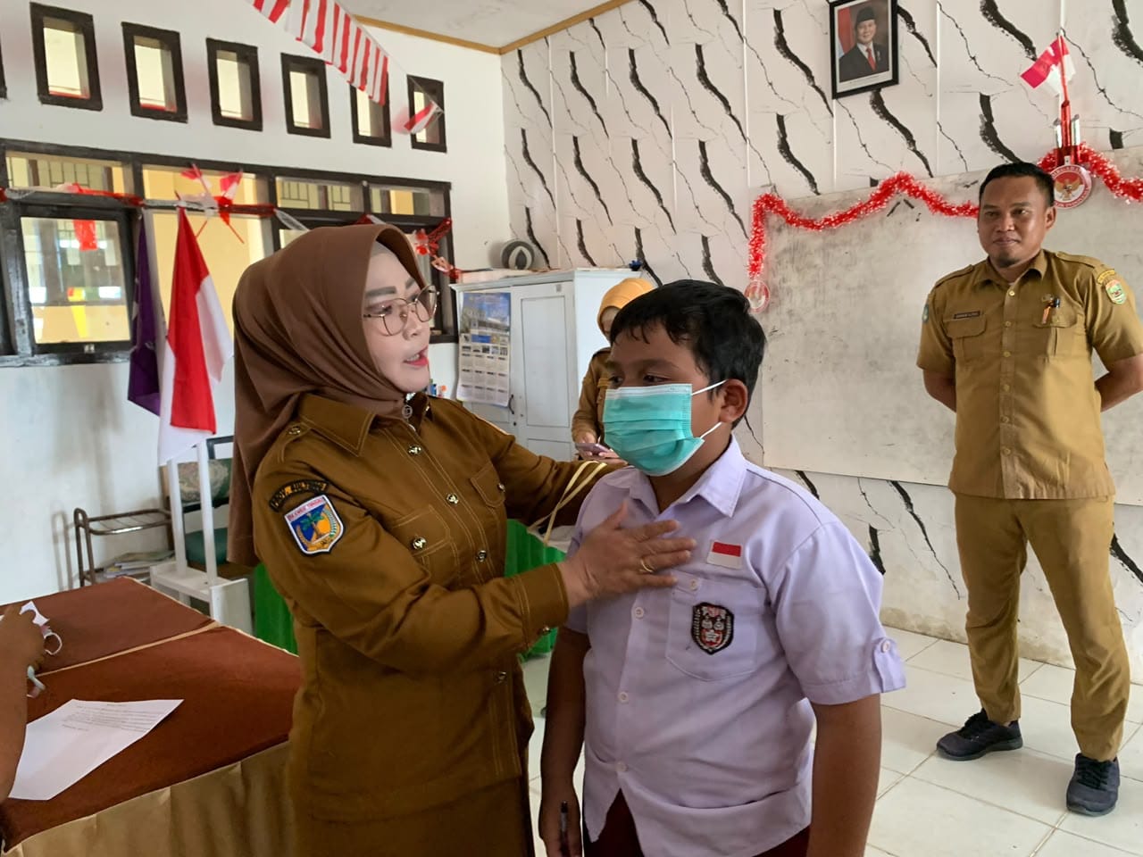 Antisipasi Dampak Karhutla, Wabup Morowali Bagikan Masker kepada Siswa Bungku Tengah