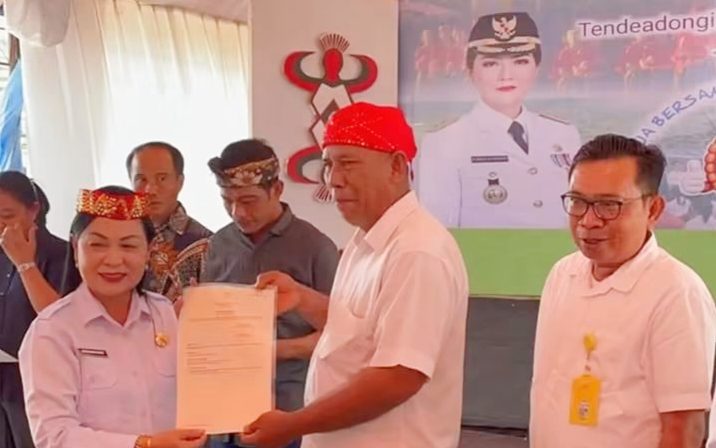 Kantah Poso Serahkan Sertipikat Aset Desa dan Rumah Ibadah di Festival Bunga Desa 2026