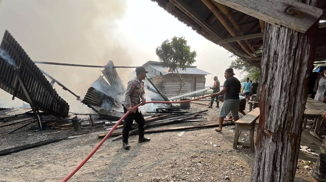 Polsek Bumi Raya Gerak Cepat Tangani Kebakaran Rumah Warga di Bahonsuai Morowali