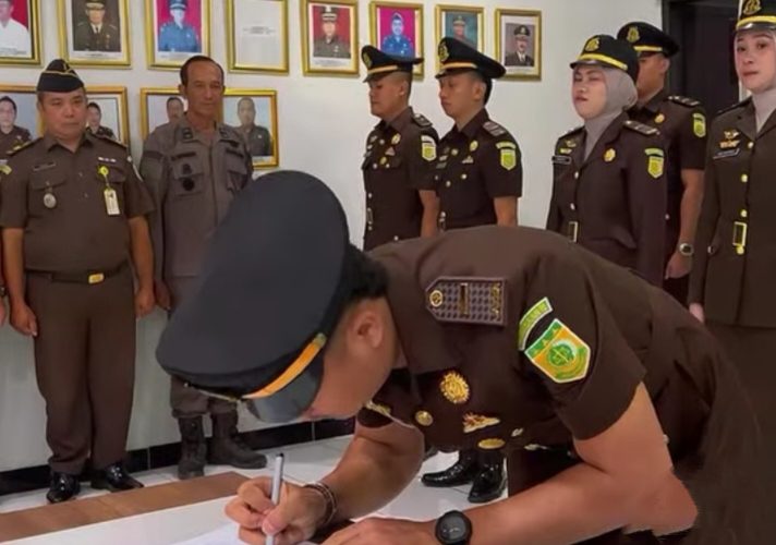 Kajari Poso Lantik Pejabat Eselon V: Jauhi Star Syndrome dan Utamakan Kerja Tim