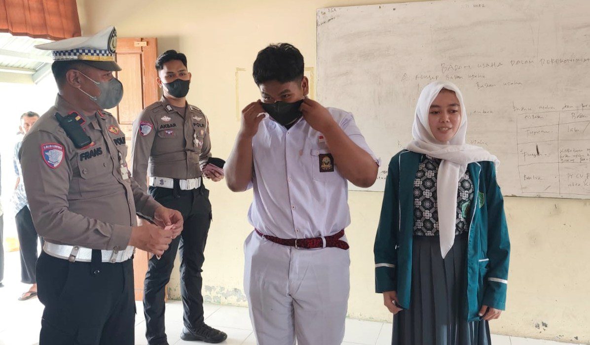 Polres Morowali Bagikan Masker kepada Pelajar di Bungku
