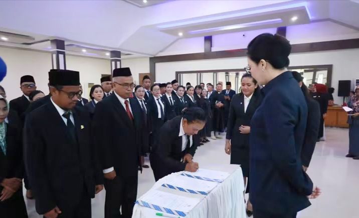 Bupati Poso Lantik 39 Kepala Sekolah