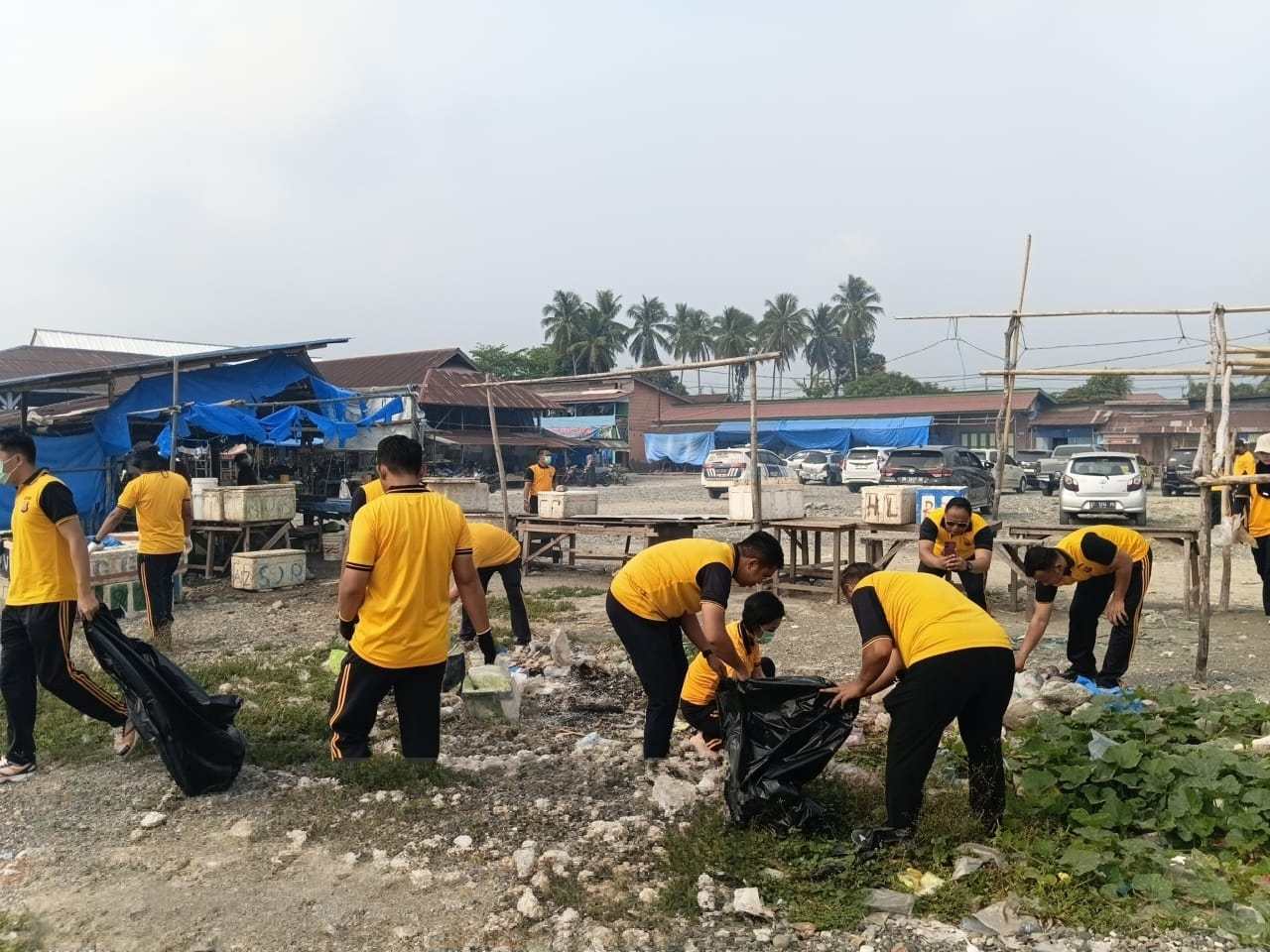 Dukung Program Kapolri, Polres Morowali Gelar Green Policing di Pasar Bente